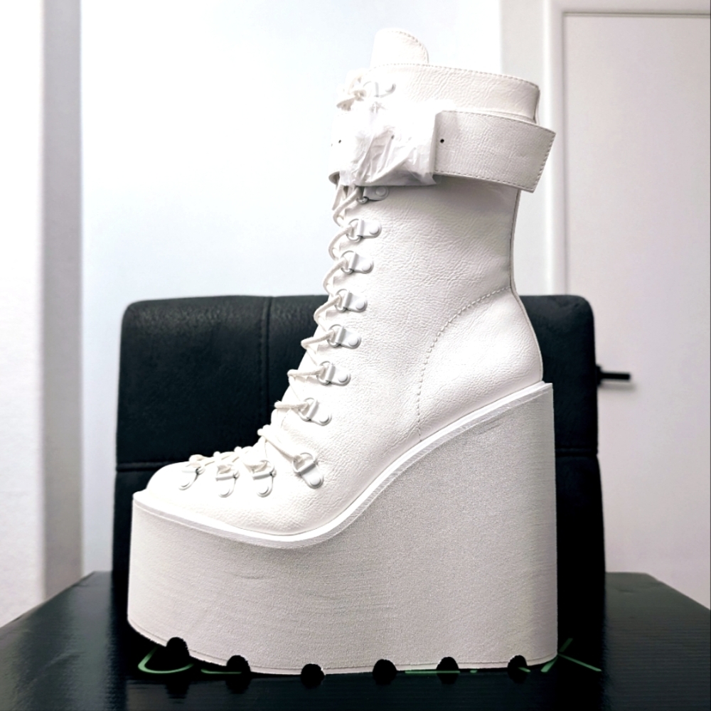 NIB Club Exx Pure Traitor Boots